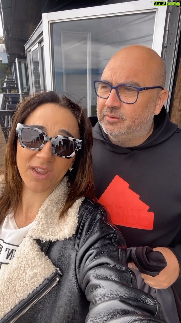 Renata Bravo - 3.3K Likes - Gracias por este maravilloso fin de semana en el #lagorancochile🌺😍 lo pasamos realmente increíble ! Descansamos, nos reímos, cantamos, comimos, chupamos, “trabajamos” jajajajajajaj que afortunados somos de haber elegido éste oficio de ser actores, entretenedores, standaperos! No me cansaré nunca de agradecer a la vida por mi hermosa profesión, que me ha llevado a lugares increíbles y compartir con gente maravillosa!!!! Gracias @bocalagochile por invitarnos, tienen un lugar mágico! Y gracias @cris.actor por ser mi mejor partner en el escenario y en la vida 😘
