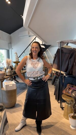 Renata Bravo Instagram - NUEVA TIENDA !!!!! En los Cobres de Vitacura ! Atentos se abre en abril pero mientras puedes comprar en @_lolamir #moda #cuero #botas #carteras #decoracion