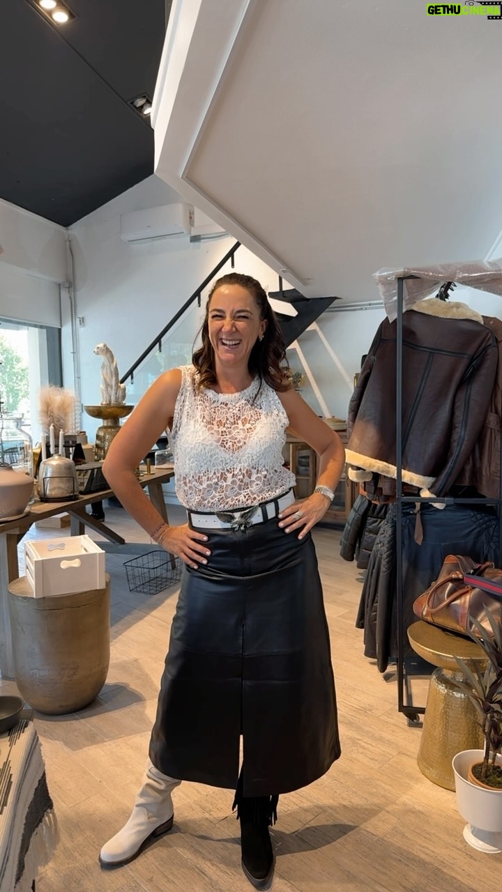 Renata Bravo - 1.1K Likes - NUEVA TIENDA !!!!! En los Cobres de Vitacura ! Atentos se abre en abril pero mientras puedes comprar en @_lolamir #moda #cuero #botas #carteras #decoracion