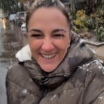 Renata Bravo Instagram - Disfrutando como niña chica con la nieve ! Y como en una película romántica justo @floresjo__ me vino a dejar flores !!!!!! #momentomagico❤️ #nieve❄⛄ pd: aunque después se cortó la luz ( todo eléctrico acá ) y lleno de goteras 🥴 pero lo disfrutado no me lo quita nadie 😉