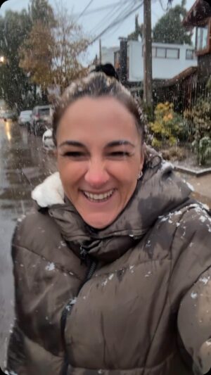 Renata Bravo Instagram - Disfrutando como niña chica con la nieve ! Y como en una película romántica justo  @floresjo__ me vino a dejar flores !!!!!! #momentomagico❤️ #nieve❄⛄ pd: aunque después se cortó la luz ( todo eléctrico acá ) y lleno de goteras 🥴 pero lo disfrutado  no me lo quita nadie 😉