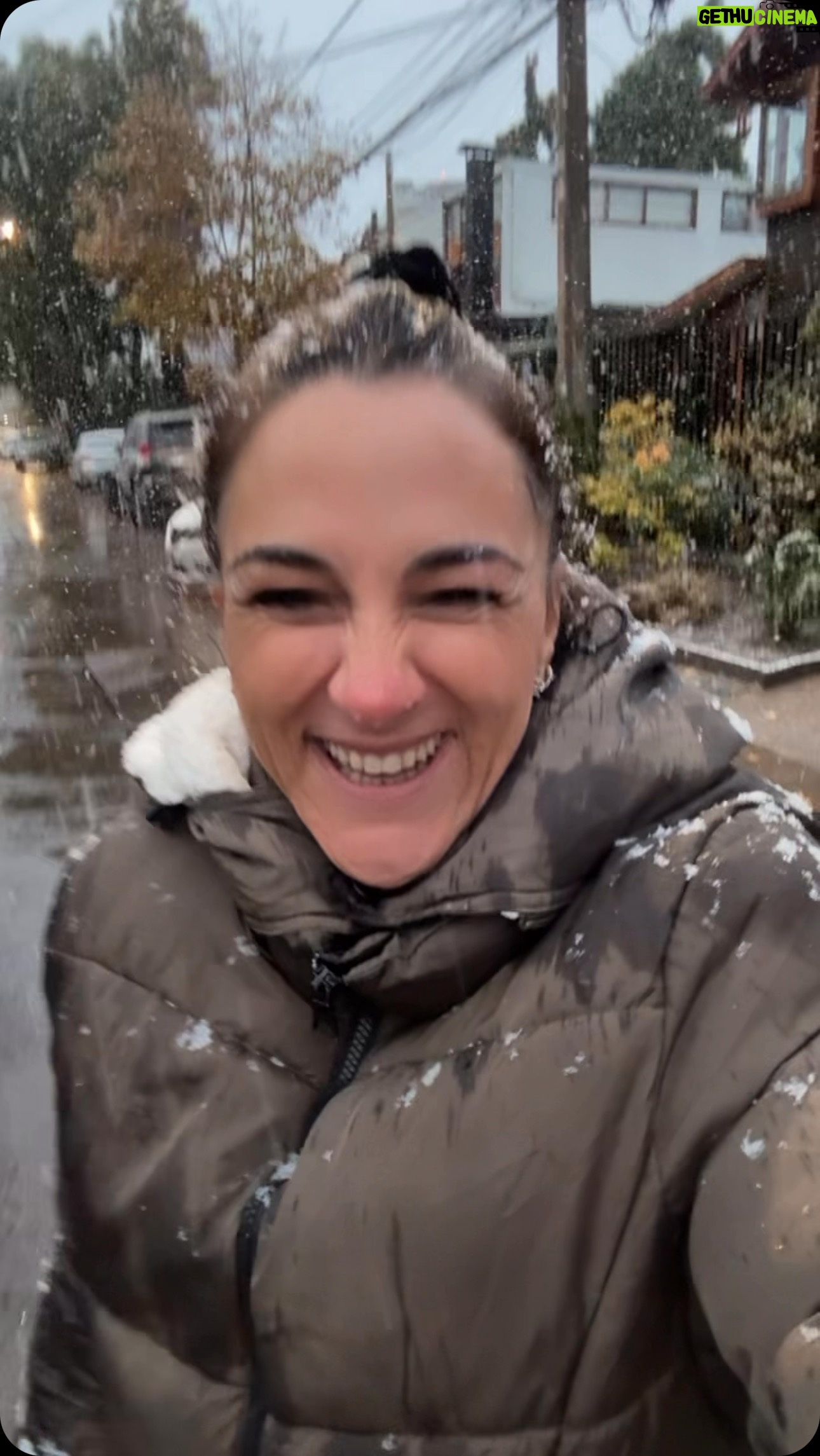 Renata Bravo - 39K Likes - Disfrutando como niña chica con la nieve ! Y como en una película romántica justo @floresjo__ me vino a dejar flores !!!!!! #momentomagico❤️ #nieve❄⛄ pd: aunque después se cortó la luz ( todo eléctrico acá ) y lleno de goteras 🥴 pero lo disfrutado no me lo quita nadie 😉