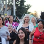 Renata Bravo Instagram – MÁS DE DIEZ MIL PERSONAS PRESENCIARON SHOW DE LOS VÁSQUEZ EN LA CISTERNA POR CIERRE DEL MES DE LA MUJER COMUNAL
La esquina de la Gran Avenida con Pedro Aguirre Cerda, en las cercanías de la intermodal de La Cisterna, se vio colmada de miles de personas que acudieron al llamado del municipio cisternino y su alcalde Joel Olmos, para cerrar con un gran acto musical, las actividades del Mes de la Mujer 2024.
En este contexto el plato fuerte de la jornada se vivió con el show de la banda Los Vásquez quienes hicieron vibrar a los más de 10.000 asistentes, con su mezcla de cumbia, pop y balada que los caracteriza en su carrera de más 14 años de extensión.
“Estamos muy contentos de ver a miles de vecinos y vecinas disfrutando con tranquilidad, en familia, el cierre de múltiples actividades que desarrollamos desde el Municipio comunitario, a lo largo del mes de la mujer. Desde talleres, charlas, ferias de emprendimientos hasta lo de hoy. (…) para nosotros la democratización de la cultura y el arte son aspectos clave y lo de hoy es expresión de aquello”, afirmó el alcalde Joel Olmos tras el cierre del evento.
El edil cisternino además remarcó que “el día de la mujer y todo este mes es significativo para nuestra gestión, pues nuestro enfoque apunta al avance en derechos de las mujeres; a la superación de toda discriminación y toda violencia. Es decir, avanzar más rápido hacia una sociedad con mujeres más empoderadas, autónomas y libres en la concreción de sus proyectos de vida”.
El cierre del Mes de la Mujer, fue animado por la actriz Renata Bravo, e incluyó la presentación de la banda de covers del recuerdo “Cuerda para rato”; así como la presentación de las bailarinas de danza del vientre tribal y fusión “Tribu Nidhi”.
Un evento que implicó el cierre de ambas pistas de la Gran Avenida y que se transformó en un hito en materia cultural y de masividad para la zona sur de Santiago.
#MesDeLaMujer
