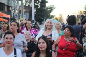 Renata Bravo Instagram - MÁS DE DIEZ MIL PERSONAS PRESENCIARON SHOW DE LOS VÁSQUEZ EN LA CISTERNA POR CIERRE DEL MES DE LA MUJER COMUNAL

La esquina de la Gran Avenida con Pedro Aguirre Cerda, en las cercanías de la intermodal de La Cisterna, se vio colmada de miles de personas que acudieron al llamado del municipio cisternino y su alcalde Joel Olmos, para cerrar con un gran acto musical, las actividades del Mes de la Mujer 2024.
En este contexto el plato fuerte de la jornada se vivió con el show de la banda Los Vásquez quienes hicieron vibrar a los más de 10.000 asistentes, con su mezcla de cumbia, pop y balada que los caracteriza en su carrera de más 14 años de extensión.

“Estamos muy contentos de ver a miles de vecinos y vecinas disfrutando con tranquilidad, en familia, el cierre de múltiples actividades que desarrollamos desde el Municipio comunitario, a lo largo del mes de la mujer. Desde talleres, charlas, ferias de emprendimientos hasta lo de hoy. (…) para nosotros la democratización de la cultura y el arte son aspectos clave y lo de hoy es expresión de aquello”, afirmó el alcalde Joel Olmos tras el cierre del evento.
El edil cisternino además remarcó que “el día de la mujer y todo este mes es significativo para nuestra gestión, pues nuestro enfoque apunta al avance en derechos de las mujeres; a la superación de toda discriminación y toda violencia. Es decir, avanzar más rápido hacia una sociedad con mujeres más empoderadas, autónomas y libres en la concreción de sus proyectos de vida”.

El cierre del Mes de la Mujer, fue animado por la actriz Renata Bravo, e incluyó la presentación de la banda de covers del recuerdo “Cuerda para rato”; así como la presentación de las bailarinas de danza del vientre tribal y fusión “Tribu Nidhi”.

Un evento que implicó el cierre de ambas pistas de la Gran Avenida y que se transformó en un hito en materia cultural y de masividad para la zona sur de Santiago.
#MesDeLaMujer