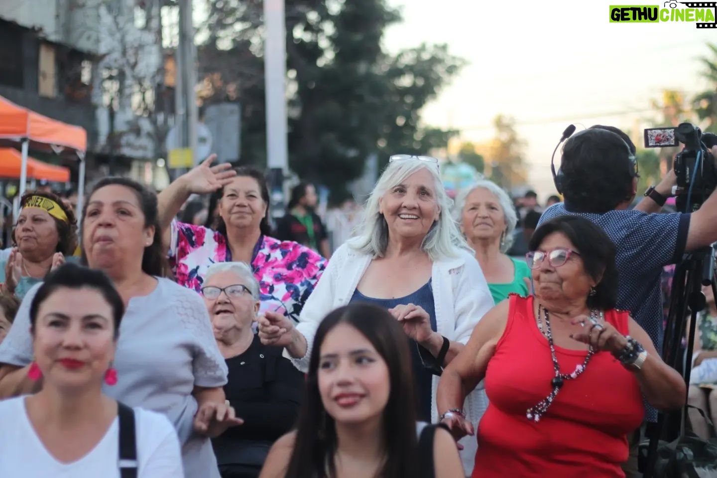 Renata Bravo - 755 Likes - MÁS DE DIEZ MIL PERSONAS PRESENCIARON SHOW DE LOS VÁSQUEZ EN LA CISTERNA POR CIERRE DEL MES DE LA MUJER COMUNAL
La esquina de la Gran Avenida con Pedro Aguirre Cerda, en las cercanías de la intermodal de La Cisterna, se vio colmada de miles de personas que acudieron al llamado del municipio cisternino y su alcalde Joel Olmos, para cerrar con un gran acto musical, las actividades del Mes de la Mujer 2024.
En este contexto el plato fuerte de la jornada se vivió con el show de la banda Los Vásquez quienes hicieron vibrar a los más de 10.000 asistentes, con su mezcla de cumbia, pop y balada que los caracteriza en su carrera de más 14 años de extensión.
“Estamos muy contentos de ver a miles de vecinos y vecinas disfrutando con tranquilidad, en familia, el cierre de múltiples actividades que desarrollamos desde el Municipio comunitario, a lo largo del mes de la mujer. Desde talleres, charlas, ferias de emprendimientos hasta lo de hoy. (…) para nosotros la democratización de la cultura y el arte son aspectos clave y lo de hoy es expresión de aquello”, afirmó el alcalde Joel Olmos tras el cierre del evento.
El edil cisternino además remarcó que “el día de la mujer y todo este mes es significativo para nuestra gestión, pues nuestro enfoque apunta al avance en derechos de las mujeres; a la superación de toda discriminación y toda violencia. Es decir, avanzar más rápido hacia una sociedad con mujeres más empoderadas, autónomas y libres en la concreción de sus proyectos de vida”.
El cierre del Mes de la Mujer, fue animado por la actriz Renata Bravo, e incluyó la presentación de la banda de covers del recuerdo “Cuerda para rato”; así como la presentación de las bailarinas de danza del vientre tribal y fusión “Tribu Nidhi”.
Un evento que implicó el cierre de ambas pistas de la Gran Avenida y que se transformó en un hito en materia cultural y de masividad para la zona sur de Santiago.
#MesDeLaMujer