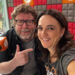 Renata Bravo Instagram – Acá en vivo y en directo junto al gran @elwerne acompañándolos en este día de votación en la @estacionmetropolitanafm 95.9 comenta juntos a nosotros te leemos