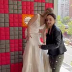 Renata Bravo Instagram – Estamos muy contentos porque ¡nuestro programa #HableConEllas cumple un mes! 🥳🥳🥳
Para celebrar estamos sorteando un vestido de novia precioso que se lo llevará la mujer que nos cuente la historia de amor más inspiradora 🙌🏻
¿Cuál es tu historia? Cuéntanos 👇🏼