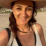 Renata Bravo Instagram – Desde chica me pasa lo mismo….. cuando se acaban la vacaciones me viene una nostalgia tremenda ! Es tan rica la energía de las vacaciones……. La playa, el relajo, los amigos, la familia, despertar sin hora, los aperitivos , organizar panoramas, que la vida te vaya sorprendiendo cada momento ….. y ahora tener que despedir a los amigos y familia que vienen por la temporada y cada uno a retomar sus vidas…… nos vamos con la ilusión que no es un adiós , solo un hasta pronto! La vida son sólo momentos 🙌