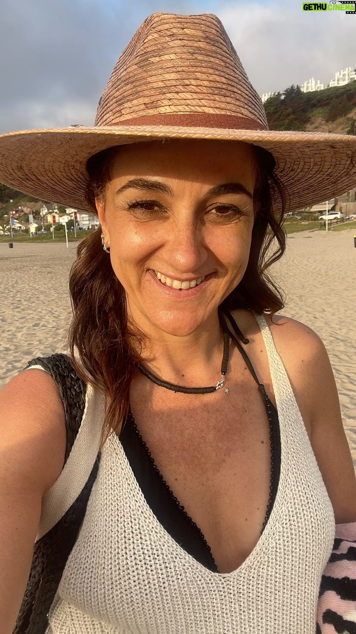 Renata Bravo - 1.2K Likes - Desde chica me pasa lo mismo….. cuando se acaban la vacaciones me viene una nostalgia tremenda ! Es tan rica la energía de las vacaciones……. La playa, el relajo, los amigos, la familia, despertar sin hora, los aperitivos , organizar panoramas, que la vida te vaya sorprendiendo cada momento ….. y ahora tener que despedir a los amigos y familia que vienen por la temporada y cada uno a retomar sus vidas…… nos vamos con la ilusión que no es un adiós , solo un hasta pronto! La vida son sólo momentos 🙌