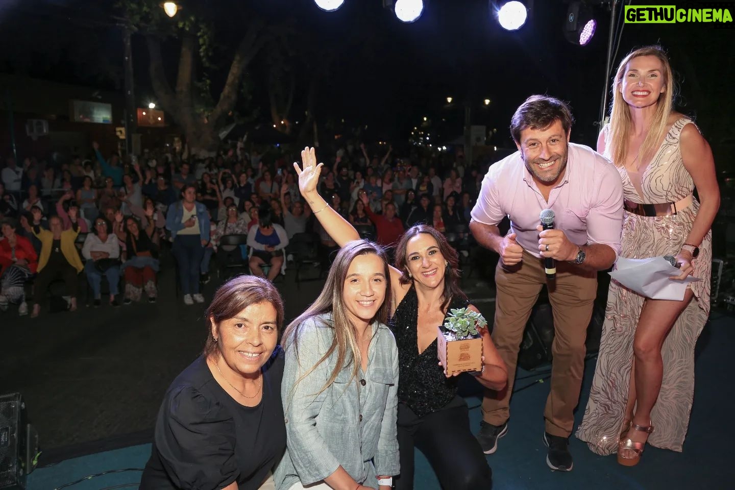 Renata Bravo Instagram - 👩🎤👏 Actriz, emprendedora y comediante Renata Bravo sacó buenas risas con su Stand Up en "Paseo Voces de Mujer" de Isla de Maipo. ✅️ La reconocida artista se llevó el aplauso y cariño de vecinos y vecinas de todas las edades en una exitosa jornada de boulevard 2024. 🤝 Alcalde Juan Pablo Olave y parte del Concejo Municipal le entregaron un obsequio y reconocimiento por ser parte de esta conmemoración del Día de la Mujer. #ISLADEMAIPO #PreocupadaPorTi