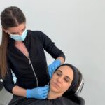 Renata Bravo Instagram – Hoy en día tenemos que cambiar un poco la mirada en cuanto a los procedimientos estéticos, sacarnos de la cabeza que es algo superficial y netamente vanidad y empezar a entenderlos como un tratamiento para lo que es la “patología del envejecimiento” facial, para así recuperar un estado de bienestar, confianza, seguridad y muchas veces autoestima.
La razón por la que amo Sculptra, es que con este bioestimulador de colágeno devolvemos SALUD a la piel, le quitamos años de encima, mejoramos firmeza, turgencia, elasticidad, entre otros. Teniendo una mejor calidad de piel, cuando combinamos con otros tratamientos, podemos lograr resultados mejores y más NATURALES🫶🏻
Sculptra también puede ser utilizado de manera preventiva! Como dijo otra Dra hoy “colágeno no se le niega a nadie”😁😮💨
Gracias a mi encantadora paciente @Renata_bravo_ por tu simpatía y por confiar en mis manos♥️🙏🏼
.
#Colageno #bioestimuladoresdecolágeno #sculptra #medicinaantienvejecimiento #antiage #salud #juventud