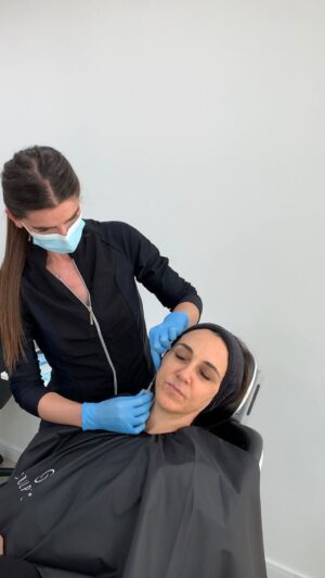 Renata Bravo Instagram - Hoy en día tenemos que cambiar un poco la mirada en cuanto a los procedimientos estéticos, sacarnos de la cabeza que es algo superficial y netamente vanidad y empezar a entenderlos como un tratamiento para lo que es la “patología del envejecimiento” facial, para así recuperar un estado de bienestar, confianza, seguridad y muchas veces autoestima. 

La razón por la que amo Sculptra, es que con este bioestimulador de colágeno devolvemos SALUD a la piel, le quitamos años de encima, mejoramos firmeza, turgencia, elasticidad, entre otros. Teniendo una mejor calidad de piel, cuando combinamos con otros tratamientos, podemos lograr resultados mejores y más NATURALES🫶🏻

Sculptra también puede ser utilizado de manera preventiva! Como dijo otra Dra hoy “colágeno no se le niega a nadie”😁😮‍💨

Gracias a mi encantadora paciente @Renata_bravo_ por tu simpatía y por confiar en mis manos♥️🙏🏼 

.
#Colageno #bioestimuladoresdecolágeno #sculptra #medicinaantienvejecimiento #antiage #salud #juventud