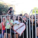 Renata Bravo Instagram – MÁS DE DIEZ MIL PERSONAS PRESENCIARON SHOW DE LOS VÁSQUEZ EN LA CISTERNA POR CIERRE DEL MES DE LA MUJER COMUNAL
La esquina de la Gran Avenida con Pedro Aguirre Cerda, en las cercanías de la intermodal de La Cisterna, se vio colmada de miles de personas que acudieron al llamado del municipio cisternino y su alcalde Joel Olmos, para cerrar con un gran acto musical, las actividades del Mes de la Mujer 2024.
En este contexto el plato fuerte de la jornada se vivió con el show de la banda Los Vásquez quienes hicieron vibrar a los más de 10.000 asistentes, con su mezcla de cumbia, pop y balada que los caracteriza en su carrera de más 14 años de extensión.
“Estamos muy contentos de ver a miles de vecinos y vecinas disfrutando con tranquilidad, en familia, el cierre de múltiples actividades que desarrollamos desde el Municipio comunitario, a lo largo del mes de la mujer. Desde talleres, charlas, ferias de emprendimientos hasta lo de hoy. (…) para nosotros la democratización de la cultura y el arte son aspectos clave y lo de hoy es expresión de aquello”, afirmó el alcalde Joel Olmos tras el cierre del evento.
El edil cisternino además remarcó que “el día de la mujer y todo este mes es significativo para nuestra gestión, pues nuestro enfoque apunta al avance en derechos de las mujeres; a la superación de toda discriminación y toda violencia. Es decir, avanzar más rápido hacia una sociedad con mujeres más empoderadas, autónomas y libres en la concreción de sus proyectos de vida”.
El cierre del Mes de la Mujer, fue animado por la actriz Renata Bravo, e incluyó la presentación de la banda de covers del recuerdo “Cuerda para rato”; así como la presentación de las bailarinas de danza del vientre tribal y fusión “Tribu Nidhi”.
Un evento que implicó el cierre de ambas pistas de la Gran Avenida y que se transformó en un hito en materia cultural y de masividad para la zona sur de Santiago.
#MesDeLaMujer