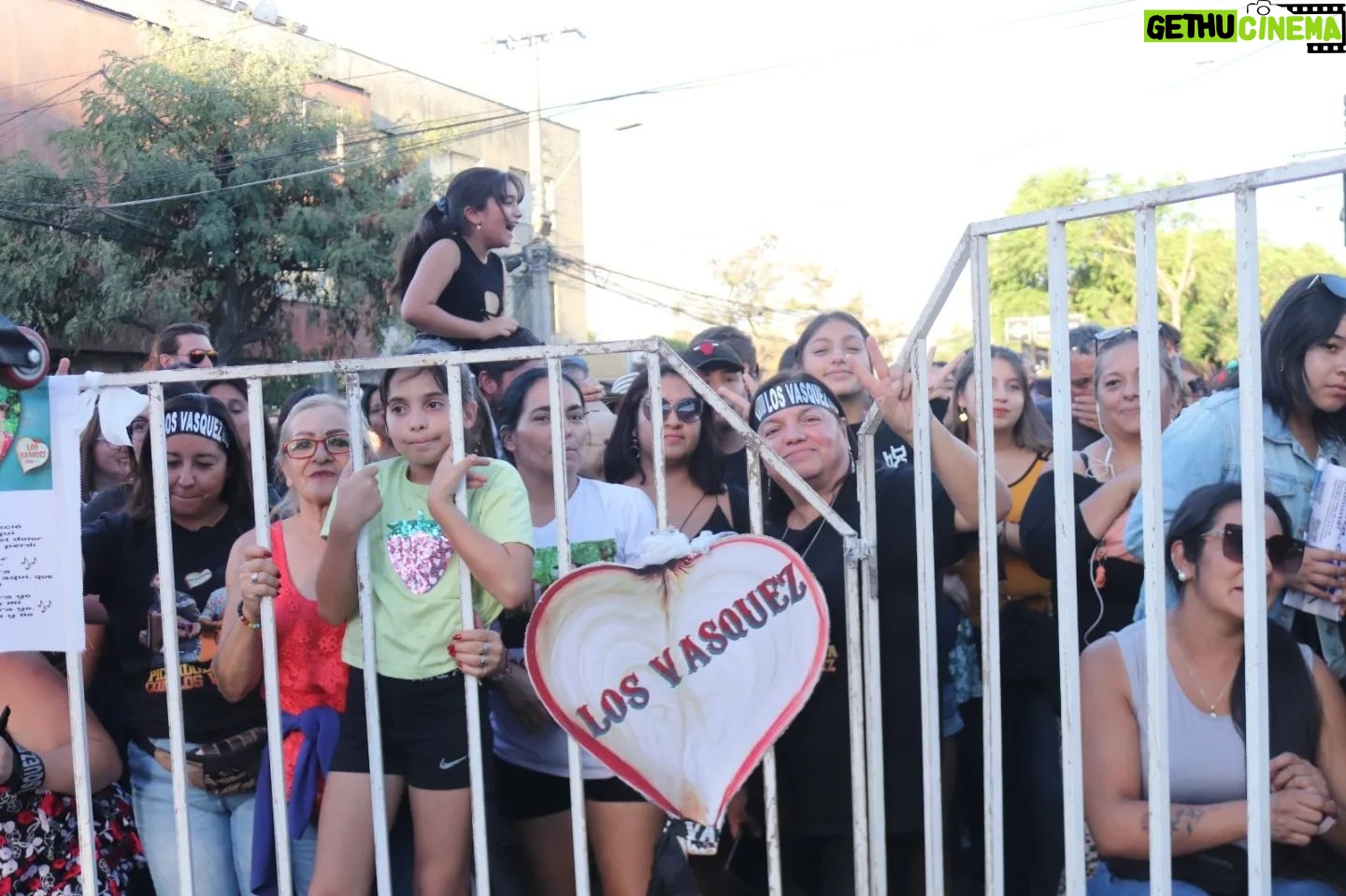 Renata Bravo - 755 Likes - MÁS DE DIEZ MIL PERSONAS PRESENCIARON SHOW DE LOS VÁSQUEZ EN LA CISTERNA POR CIERRE DEL MES DE LA MUJER COMUNAL
La esquina de la Gran Avenida con Pedro Aguirre Cerda, en las cercanías de la intermodal de La Cisterna, se vio colmada de miles de personas que acudieron al llamado del municipio cisternino y su alcalde Joel Olmos, para cerrar con un gran acto musical, las actividades del Mes de la Mujer 2024.
En este contexto el plato fuerte de la jornada se vivió con el show de la banda Los Vásquez quienes hicieron vibrar a los más de 10.000 asistentes, con su mezcla de cumbia, pop y balada que los caracteriza en su carrera de más 14 años de extensión.
“Estamos muy contentos de ver a miles de vecinos y vecinas disfrutando con tranquilidad, en familia, el cierre de múltiples actividades que desarrollamos desde el Municipio comunitario, a lo largo del mes de la mujer. Desde talleres, charlas, ferias de emprendimientos hasta lo de hoy. (…) para nosotros la democratización de la cultura y el arte son aspectos clave y lo de hoy es expresión de aquello”, afirmó el alcalde Joel Olmos tras el cierre del evento.
El edil cisternino además remarcó que “el día de la mujer y todo este mes es significativo para nuestra gestión, pues nuestro enfoque apunta al avance en derechos de las mujeres; a la superación de toda discriminación y toda violencia. Es decir, avanzar más rápido hacia una sociedad con mujeres más empoderadas, autónomas y libres en la concreción de sus proyectos de vida”.
El cierre del Mes de la Mujer, fue animado por la actriz Renata Bravo, e incluyó la presentación de la banda de covers del recuerdo “Cuerda para rato”; así como la presentación de las bailarinas de danza del vientre tribal y fusión “Tribu Nidhi”.
Un evento que implicó el cierre de ambas pistas de la Gran Avenida y que se transformó en un hito en materia cultural y de masividad para la zona sur de Santiago.
#MesDeLaMujer