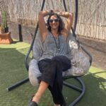 Renata Bravo Instagram - Pensaron que estaba en mi casa ????? Jajajaj no! Pasé a cargar bencina, y aproveché de lavar mi auto, mientras trabajé en la terraza de la cafetería y vitriné jajajaja hice todos los pendientes ! Me encantó el concepto @one.combustibles.chicureo y @yamana.design vengan a conocerlo se van acordar de mi 😉 los buenos datos de comparten #bencinasmasbarata #lavadodeauto #cafeteria #diseño