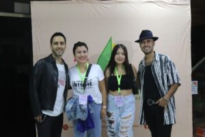 Renata Bravo Instagram - MÁS DE DIEZ MIL PERSONAS PRESENCIARON SHOW DE LOS VÁSQUEZ EN LA CISTERNA POR CIERRE DEL MES DE LA MUJER COMUNAL

La esquina de la Gran Avenida con Pedro Aguirre Cerda, en las cercanías de la intermodal de La Cisterna, se vio colmada de miles de personas que acudieron al llamado del municipio cisternino y su alcalde Joel Olmos, para cerrar con un gran acto musical, las actividades del Mes de la Mujer 2024.
En este contexto el plato fuerte de la jornada se vivió con el show de la banda Los Vásquez quienes hicieron vibrar a los más de 10.000 asistentes, con su mezcla de cumbia, pop y balada que los caracteriza en su carrera de más 14 años de extensión.

“Estamos muy contentos de ver a miles de vecinos y vecinas disfrutando con tranquilidad, en familia, el cierre de múltiples actividades que desarrollamos desde el Municipio comunitario, a lo largo del mes de la mujer. Desde talleres, charlas, ferias de emprendimientos hasta lo de hoy. (…) para nosotros la democratización de la cultura y el arte son aspectos clave y lo de hoy es expresión de aquello”, afirmó el alcalde Joel Olmos tras el cierre del evento.
El edil cisternino además remarcó que “el día de la mujer y todo este mes es significativo para nuestra gestión, pues nuestro enfoque apunta al avance en derechos de las mujeres; a la superación de toda discriminación y toda violencia. Es decir, avanzar más rápido hacia una sociedad con mujeres más empoderadas, autónomas y libres en la concreción de sus proyectos de vida”.

El cierre del Mes de la Mujer, fue animado por la actriz Renata Bravo, e incluyó la presentación de la banda de covers del recuerdo “Cuerda para rato”; así como la presentación de las bailarinas de danza del vientre tribal y fusión “Tribu Nidhi”.

Un evento que implicó el cierre de ambas pistas de la Gran Avenida y que se transformó en un hito en materia cultural y de masividad para la zona sur de Santiago.
#MesDeLaMujer