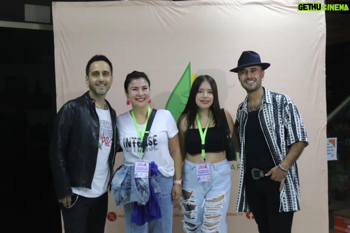 Renata Bravo - 755 Likes - MÁS DE DIEZ MIL PERSONAS PRESENCIARON SHOW DE LOS VÁSQUEZ EN LA CISTERNA POR CIERRE DEL MES DE LA MUJER COMUNAL
La esquina de la Gran Avenida con Pedro Aguirre Cerda, en las cercanías de la intermodal de La Cisterna, se vio colmada de miles de personas que acudieron al llamado del municipio cisternino y su alcalde Joel Olmos, para cerrar con un gran acto musical, las actividades del Mes de la Mujer 2024.
En este contexto el plato fuerte de la jornada se vivió con el show de la banda Los Vásquez quienes hicieron vibrar a los más de 10.000 asistentes, con su mezcla de cumbia, pop y balada que los caracteriza en su carrera de más 14 años de extensión.
“Estamos muy contentos de ver a miles de vecinos y vecinas disfrutando con tranquilidad, en familia, el cierre de múltiples actividades que desarrollamos desde el Municipio comunitario, a lo largo del mes de la mujer. Desde talleres, charlas, ferias de emprendimientos hasta lo de hoy. (…) para nosotros la democratización de la cultura y el arte son aspectos clave y lo de hoy es expresión de aquello”, afirmó el alcalde Joel Olmos tras el cierre del evento.
El edil cisternino además remarcó que “el día de la mujer y todo este mes es significativo para nuestra gestión, pues nuestro enfoque apunta al avance en derechos de las mujeres; a la superación de toda discriminación y toda violencia. Es decir, avanzar más rápido hacia una sociedad con mujeres más empoderadas, autónomas y libres en la concreción de sus proyectos de vida”.
El cierre del Mes de la Mujer, fue animado por la actriz Renata Bravo, e incluyó la presentación de la banda de covers del recuerdo “Cuerda para rato”; así como la presentación de las bailarinas de danza del vientre tribal y fusión “Tribu Nidhi”.
Un evento que implicó el cierre de ambas pistas de la Gran Avenida y que se transformó en un hito en materia cultural y de masividad para la zona sur de Santiago.
#MesDeLaMujer