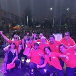 Renata Bravo Instagram – MÁS DE DIEZ MIL PERSONAS PRESENCIARON SHOW DE LOS VÁSQUEZ EN LA CISTERNA POR CIERRE DEL MES DE LA MUJER COMUNAL
La esquina de la Gran Avenida con Pedro Aguirre Cerda, en las cercanías de la intermodal de La Cisterna, se vio colmada de miles de personas que acudieron al llamado del municipio cisternino y su alcalde Joel Olmos, para cerrar con un gran acto musical, las actividades del Mes de la Mujer 2024.
En este contexto el plato fuerte de la jornada se vivió con el show de la banda Los Vásquez quienes hicieron vibrar a los más de 10.000 asistentes, con su mezcla de cumbia, pop y balada que los caracteriza en su carrera de más 14 años de extensión.
“Estamos muy contentos de ver a miles de vecinos y vecinas disfrutando con tranquilidad, en familia, el cierre de múltiples actividades que desarrollamos desde el Municipio comunitario, a lo largo del mes de la mujer. Desde talleres, charlas, ferias de emprendimientos hasta lo de hoy. (…) para nosotros la democratización de la cultura y el arte son aspectos clave y lo de hoy es expresión de aquello”, afirmó el alcalde Joel Olmos tras el cierre del evento.
El edil cisternino además remarcó que “el día de la mujer y todo este mes es significativo para nuestra gestión, pues nuestro enfoque apunta al avance en derechos de las mujeres; a la superación de toda discriminación y toda violencia. Es decir, avanzar más rápido hacia una sociedad con mujeres más empoderadas, autónomas y libres en la concreción de sus proyectos de vida”.
El cierre del Mes de la Mujer, fue animado por la actriz Renata Bravo, e incluyó la presentación de la banda de covers del recuerdo “Cuerda para rato”; así como la presentación de las bailarinas de danza del vientre tribal y fusión “Tribu Nidhi”.
Un evento que implicó el cierre de ambas pistas de la Gran Avenida y que se transformó en un hito en materia cultural y de masividad para la zona sur de Santiago.
#MesDeLaMujer