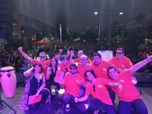 Renata Bravo Instagram - MÁS DE DIEZ MIL PERSONAS PRESENCIARON SHOW DE LOS VÁSQUEZ EN LA CISTERNA POR CIERRE DEL MES DE LA MUJER COMUNAL

La esquina de la Gran Avenida con Pedro Aguirre Cerda, en las cercanías de la intermodal de La Cisterna, se vio colmada de miles de personas que acudieron al llamado del municipio cisternino y su alcalde Joel Olmos, para cerrar con un gran acto musical, las actividades del Mes de la Mujer 2024.
En este contexto el plato fuerte de la jornada se vivió con el show de la banda Los Vásquez quienes hicieron vibrar a los más de 10.000 asistentes, con su mezcla de cumbia, pop y balada que los caracteriza en su carrera de más 14 años de extensión.

“Estamos muy contentos de ver a miles de vecinos y vecinas disfrutando con tranquilidad, en familia, el cierre de múltiples actividades que desarrollamos desde el Municipio comunitario, a lo largo del mes de la mujer. Desde talleres, charlas, ferias de emprendimientos hasta lo de hoy. (…) para nosotros la democratización de la cultura y el arte son aspectos clave y lo de hoy es expresión de aquello”, afirmó el alcalde Joel Olmos tras el cierre del evento.
El edil cisternino además remarcó que “el día de la mujer y todo este mes es significativo para nuestra gestión, pues nuestro enfoque apunta al avance en derechos de las mujeres; a la superación de toda discriminación y toda violencia. Es decir, avanzar más rápido hacia una sociedad con mujeres más empoderadas, autónomas y libres en la concreción de sus proyectos de vida”.

El cierre del Mes de la Mujer, fue animado por la actriz Renata Bravo, e incluyó la presentación de la banda de covers del recuerdo “Cuerda para rato”; así como la presentación de las bailarinas de danza del vientre tribal y fusión “Tribu Nidhi”.

Un evento que implicó el cierre de ambas pistas de la Gran Avenida y que se transformó en un hito en materia cultural y de masividad para la zona sur de Santiago.
#MesDeLaMujer