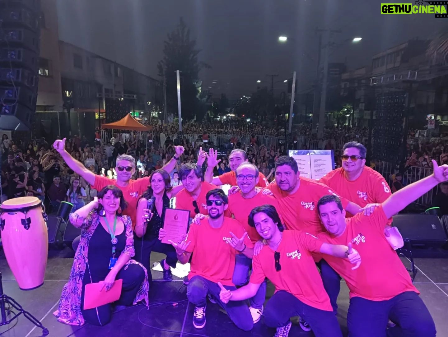 Renata Bravo - 755 Likes - MÁS DE DIEZ MIL PERSONAS PRESENCIARON SHOW DE LOS VÁSQUEZ EN LA CISTERNA POR CIERRE DEL MES DE LA MUJER COMUNAL
La esquina de la Gran Avenida con Pedro Aguirre Cerda, en las cercanías de la intermodal de La Cisterna, se vio colmada de miles de personas que acudieron al llamado del municipio cisternino y su alcalde Joel Olmos, para cerrar con un gran acto musical, las actividades del Mes de la Mujer 2024.
En este contexto el plato fuerte de la jornada se vivió con el show de la banda Los Vásquez quienes hicieron vibrar a los más de 10.000 asistentes, con su mezcla de cumbia, pop y balada que los caracteriza en su carrera de más 14 años de extensión.
“Estamos muy contentos de ver a miles de vecinos y vecinas disfrutando con tranquilidad, en familia, el cierre de múltiples actividades que desarrollamos desde el Municipio comunitario, a lo largo del mes de la mujer. Desde talleres, charlas, ferias de emprendimientos hasta lo de hoy. (…) para nosotros la democratización de la cultura y el arte son aspectos clave y lo de hoy es expresión de aquello”, afirmó el alcalde Joel Olmos tras el cierre del evento.
El edil cisternino además remarcó que “el día de la mujer y todo este mes es significativo para nuestra gestión, pues nuestro enfoque apunta al avance en derechos de las mujeres; a la superación de toda discriminación y toda violencia. Es decir, avanzar más rápido hacia una sociedad con mujeres más empoderadas, autónomas y libres en la concreción de sus proyectos de vida”.
El cierre del Mes de la Mujer, fue animado por la actriz Renata Bravo, e incluyó la presentación de la banda de covers del recuerdo “Cuerda para rato”; así como la presentación de las bailarinas de danza del vientre tribal y fusión “Tribu Nidhi”.
Un evento que implicó el cierre de ambas pistas de la Gran Avenida y que se transformó en un hito en materia cultural y de masividad para la zona sur de Santiago.
#MesDeLaMujer