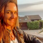 Renata Bravo Instagram – 2023 mi resumen…… estoy viva !!!!! Un año más eso ya es bastante o no? Este año crecí un montón, fui valiente , me atreví a viajar sola con mis hijas, recorrimos el sur de Chile y volvimos sanas y salvas 😅 tbn me fui de vacaciones sola, conocí nuevos lugares, nuevos países, volví a mi amado yoga y a mi compañera de tantos años la radio!!!! Tuve momentos increíbles con mis amigas, ( mi familia elegida ) y con mi familia de sangre tbn, tuve pérdidas de gente que amé mucho  pero que me dejaron grandes enseñanzas,  compartí con amigos de la vida, y me reencontré con personas  que no veía hacia muchos años….. tuve muchos escenarios donde poder compartir con mi amado público, vi muchas puestas de sol, cumplí 49 y me tatué por primera vez …… RENACIDA ❤️ en resumen , la vida conmigo ha sido buena 🙏🙌 les deseo a cada uno de uds que tbn tengan un resumen más bueno que malo, y si no, aprender de lo malo y transmutar ! Vamos por un 2024 llenito de paz, alegrías, sabiduría, salud y por sobre todo mucho amor en sus ♥️
