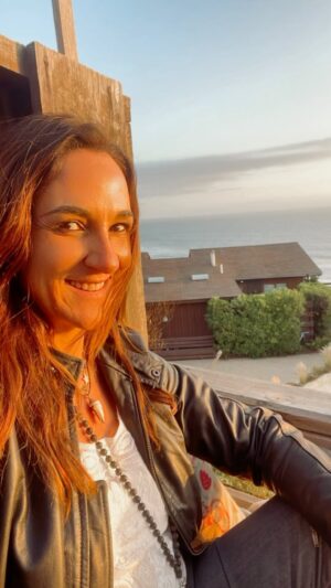 Renata Bravo Instagram - 2023 mi resumen…… estoy viva !!!!! Un año más eso ya es bastante o no? Este año crecí un montón, fui valiente , me atreví a viajar sola con mis hijas, recorrimos el sur de Chile y volvimos sanas y salvas 😅 tbn me fui de vacaciones sola, conocí nuevos lugares, nuevos países, volví a mi amado yoga y a mi compañera de tantos años la radio!!!! Tuve momentos increíbles con mis amigas, ( mi familia elegida ) y con mi familia de sangre tbn, tuve pérdidas de gente que amé mucho  pero que me dejaron grandes enseñanzas,  compartí con amigos de la vida, y me reencontré con personas  que no veía hacia muchos años….. tuve muchos escenarios donde poder compartir con mi amado público, vi muchas puestas de sol, cumplí 49 y me tatué por primera vez …… RENACIDA ❤️ en resumen , la vida conmigo ha sido buena 🙏🙌 les deseo a cada uno de uds que tbn tengan un resumen más bueno que malo, y si no, aprender de lo malo y transmutar ! Vamos por un 2024 llenito de paz, alegrías, sabiduría, salud y por sobre todo mucho amor en sus ♥️
