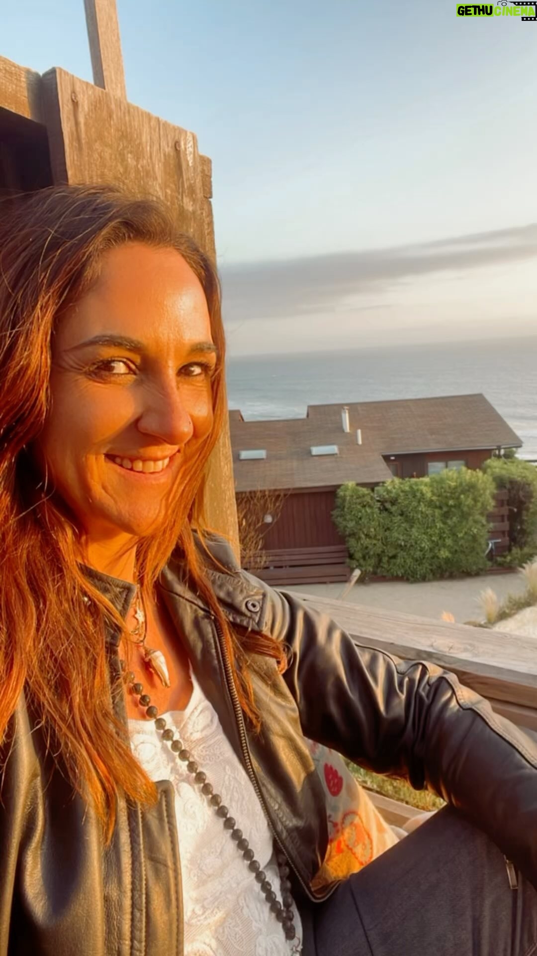 Renata Bravo Instagram - 2023 mi resumen…… estoy viva !!!!! Un año más eso ya es bastante o no? Este año crecí un montón, fui valiente , me atreví a viajar sola con mis hijas, recorrimos el sur de Chile y volvimos sanas y salvas 😅 tbn me fui de vacaciones sola, conocí nuevos lugares, nuevos países, volví a mi amado yoga y a mi compañera de tantos años la radio!!!! Tuve momentos increíbles con mis amigas, ( mi familia elegida ) y con mi familia de sangre tbn, tuve pérdidas de gente que amé mucho pero que me dejaron grandes enseñanzas, compartí con amigos de la vida, y me reencontré con personas que no veía hacia muchos años….. tuve muchos escenarios donde poder compartir con mi amado público, vi muchas puestas de sol, cumplí 49 y me tatué por primera vez …… RENACIDA ❤️ en resumen , la vida conmigo ha sido buena 🙏🙌 les deseo a cada uno de uds que tbn tengan un resumen más bueno que malo, y si no, aprender de lo malo y transmutar ! Vamos por un 2024 llenito de paz, alegrías, sabiduría, salud y por sobre todo mucho amor en sus ♥️
