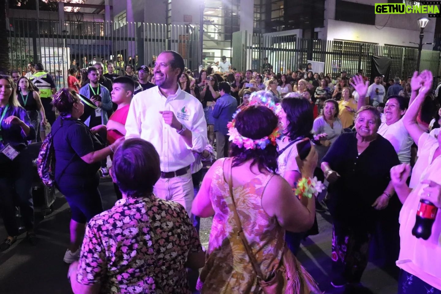 Renata Bravo - 755 Likes - MÁS DE DIEZ MIL PERSONAS PRESENCIARON SHOW DE LOS VÁSQUEZ EN LA CISTERNA POR CIERRE DEL MES DE LA MUJER COMUNAL
La esquina de la Gran Avenida con Pedro Aguirre Cerda, en las cercanías de la intermodal de La Cisterna, se vio colmada de miles de personas que acudieron al llamado del municipio cisternino y su alcalde Joel Olmos, para cerrar con un gran acto musical, las actividades del Mes de la Mujer 2024.
En este contexto el plato fuerte de la jornada se vivió con el show de la banda Los Vásquez quienes hicieron vibrar a los más de 10.000 asistentes, con su mezcla de cumbia, pop y balada que los caracteriza en su carrera de más 14 años de extensión.
“Estamos muy contentos de ver a miles de vecinos y vecinas disfrutando con tranquilidad, en familia, el cierre de múltiples actividades que desarrollamos desde el Municipio comunitario, a lo largo del mes de la mujer. Desde talleres, charlas, ferias de emprendimientos hasta lo de hoy. (…) para nosotros la democratización de la cultura y el arte son aspectos clave y lo de hoy es expresión de aquello”, afirmó el alcalde Joel Olmos tras el cierre del evento.
El edil cisternino además remarcó que “el día de la mujer y todo este mes es significativo para nuestra gestión, pues nuestro enfoque apunta al avance en derechos de las mujeres; a la superación de toda discriminación y toda violencia. Es decir, avanzar más rápido hacia una sociedad con mujeres más empoderadas, autónomas y libres en la concreción de sus proyectos de vida”.
El cierre del Mes de la Mujer, fue animado por la actriz Renata Bravo, e incluyó la presentación de la banda de covers del recuerdo “Cuerda para rato”; así como la presentación de las bailarinas de danza del vientre tribal y fusión “Tribu Nidhi”.
Un evento que implicó el cierre de ambas pistas de la Gran Avenida y que se transformó en un hito en materia cultural y de masividad para la zona sur de Santiago.
#MesDeLaMujer