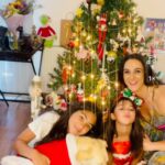 Renata Bravo Instagram – Les deseamos una feliz navidad! Para los que están , los que estuvieron y dejaron huellas en nuestras vidas, para todos las familias por distintas que sean, para todas que con el nacimiento de Jesús ésta  noche, nazcan puras cosas bellas, amor, unión , paz, alegrías y muchas aventuras más 🎁🎅🎄 gracias a toda mi gente que siempre está presente en mi vida…. feliz navidad a cada uno 🙌
