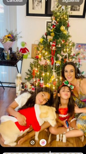 Renata Bravo Instagram - Les deseamos una feliz navidad! Para los que están , los que estuvieron y dejaron huellas en nuestras vidas, para todos las familias por distintas que sean, para todas que con el nacimiento de Jesús ésta  noche, nazcan puras cosas bellas, amor, unión , paz, alegrías y muchas aventuras más 🎁🎅🎄 gracias a toda mi gente que siempre está presente en mi vida…. feliz navidad a cada uno 🙌