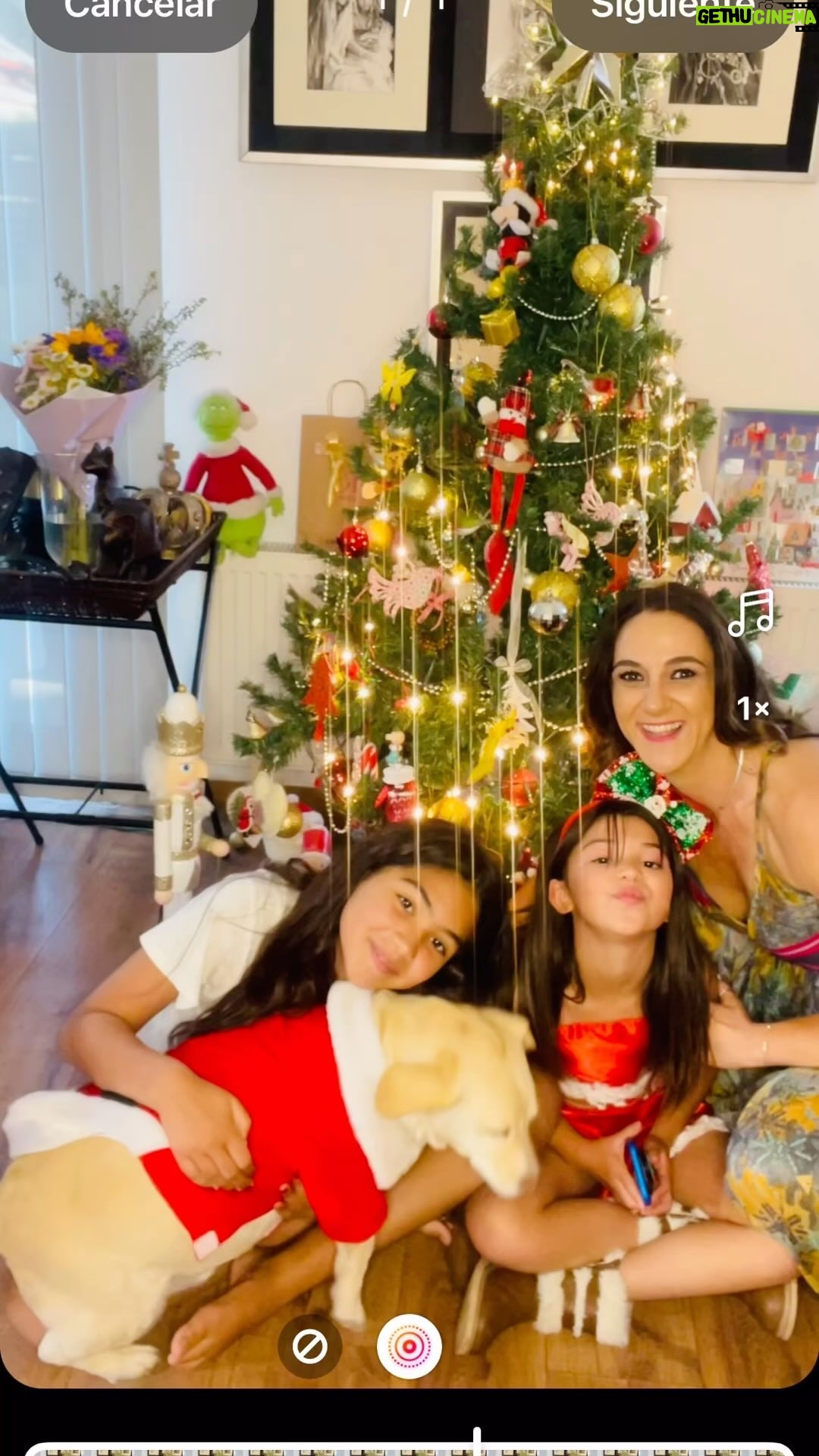 Renata Bravo - 1.4K Likes - Les deseamos una feliz navidad! Para los que están , los que estuvieron y dejaron huellas en nuestras vidas, para todos las familias por distintas que sean, para todas que con el nacimiento de Jesús ésta noche, nazcan puras cosas bellas, amor, unión , paz, alegrías y muchas aventuras más 🎁🎅🎄 gracias a toda mi gente que siempre está presente en mi vida…. feliz navidad a cada uno 🙌