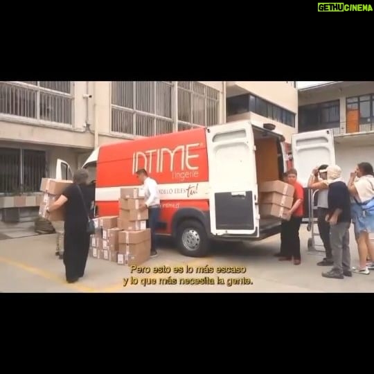 Renata Bravo Instagram - En momentos difíciles, la solidaridad es nuestra mayor fortaleza. Ayer, llevamos donaciones de ropa interior a los afectados por los incendios en la Quinta Región. Una vez más, Intime está presente donde se necesita. ¡Porque Intime te acompaña! ❤️ #intime #expertasencalce #RopaInterior #Moda #Lenceria #Intimeteacompaña