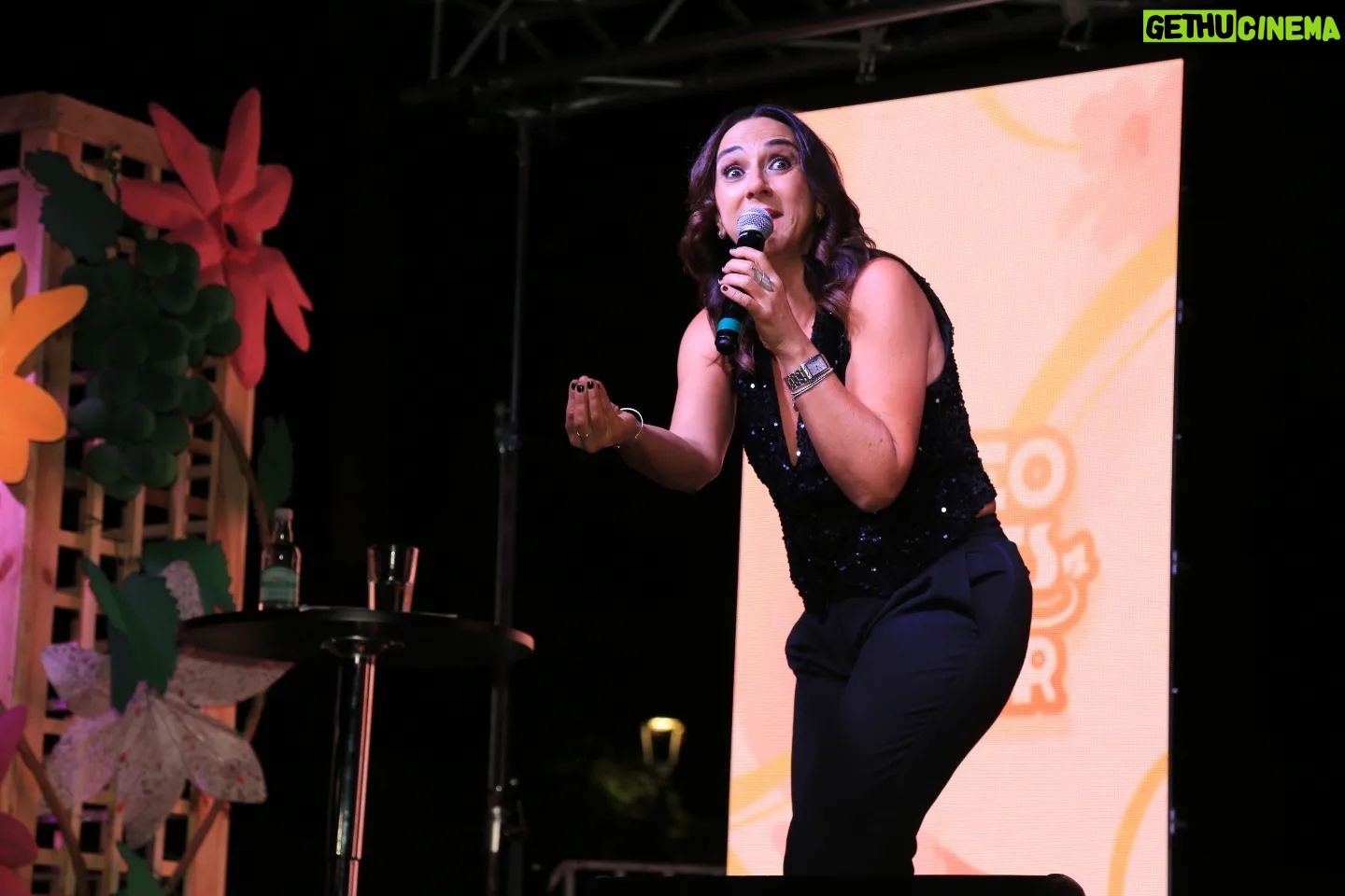 Renata Bravo Instagram - 👩🎤👏 Actriz, emprendedora y comediante Renata Bravo sacó buenas risas con su Stand Up en "Paseo Voces de Mujer" de Isla de Maipo. ✅️ La reconocida artista se llevó el aplauso y cariño de vecinos y vecinas de todas las edades en una exitosa jornada de boulevard 2024. 🤝 Alcalde Juan Pablo Olave y parte del Concejo Municipal le entregaron un obsequio y reconocimiento por ser parte de esta conmemoración del Día de la Mujer. #ISLADEMAIPO #PreocupadaPorTi