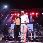 Renata Bravo Instagram – MÁS DE DIEZ MIL PERSONAS PRESENCIARON SHOW DE LOS VÁSQUEZ EN LA CISTERNA POR CIERRE DEL MES DE LA MUJER COMUNAL

La esquina de la Gran Avenida con Pedro Aguirre Cerda, en las cercanías de la intermodal de La Cisterna, se vio colmada de miles de personas que acudieron al llamado del municipio cisternino y su alcalde Joel Olmos, para cerrar con un gran acto musical, las actividades del Mes de la Mujer 2024.
En este contexto el plato fuerte de la jornada se vivió con el show de la banda Los Vásquez quienes hicieron vibrar a los más de 10.000 asistentes, con su mezcla de cumbia, pop y balada que los caracteriza en su carrera de más 14 años de extensión.

“Estamos muy contentos de ver a miles de vecinos y vecinas disfrutando con tranquilidad, en familia, el cierre de múltiples actividades que desarrollamos desde el Municipio comunitario, a lo largo del mes de la mujer. Desde talleres, charlas, ferias de emprendimientos hasta lo de hoy. (…) para nosotros la democratización de la cultura y el arte son aspectos clave y lo de hoy es expresión de aquello”, afirmó el alcalde Joel Olmos tras el cierre del evento.
El edil cisternino además remarcó que “el día de la mujer y todo este mes es significativo para nuestra gestión, pues nuestro enfoque apunta al avance en derechos de las mujeres; a la superación de toda discriminación y toda violencia. Es decir, avanzar más rápido hacia una sociedad con mujeres más empoderadas, autónomas y libres en la concreción de sus proyectos de vida”.

El cierre del Mes de la Mujer, fue animado por la actriz Renata Bravo, e incluyó la presentación de la banda de covers del recuerdo “Cuerda para rato”; así como la presentación de las bailarinas de danza del vientre tribal y fusión “Tribu Nidhi”.

Un evento que implicó el cierre de ambas pistas de la Gran Avenida y que se transformó en un hito en materia cultural y de masividad para la zona sur de Santiago.
#MesDeLaMujer