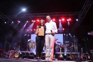 Renata Bravo Instagram - MÁS DE DIEZ MIL PERSONAS PRESENCIARON SHOW DE LOS VÁSQUEZ EN LA CISTERNA POR CIERRE DEL MES DE LA MUJER COMUNAL

La esquina de la Gran Avenida con Pedro Aguirre Cerda, en las cercanías de la intermodal de La Cisterna, se vio colmada de miles de personas que acudieron al llamado del municipio cisternino y su alcalde Joel Olmos, para cerrar con un gran acto musical, las actividades del Mes de la Mujer 2024.
En este contexto el plato fuerte de la jornada se vivió con el show de la banda Los Vásquez quienes hicieron vibrar a los más de 10.000 asistentes, con su mezcla de cumbia, pop y balada que los caracteriza en su carrera de más 14 años de extensión.

“Estamos muy contentos de ver a miles de vecinos y vecinas disfrutando con tranquilidad, en familia, el cierre de múltiples actividades que desarrollamos desde el Municipio comunitario, a lo largo del mes de la mujer. Desde talleres, charlas, ferias de emprendimientos hasta lo de hoy. (…) para nosotros la democratización de la cultura y el arte son aspectos clave y lo de hoy es expresión de aquello”, afirmó el alcalde Joel Olmos tras el cierre del evento.
El edil cisternino además remarcó que “el día de la mujer y todo este mes es significativo para nuestra gestión, pues nuestro enfoque apunta al avance en derechos de las mujeres; a la superación de toda discriminación y toda violencia. Es decir, avanzar más rápido hacia una sociedad con mujeres más empoderadas, autónomas y libres en la concreción de sus proyectos de vida”.

El cierre del Mes de la Mujer, fue animado por la actriz Renata Bravo, e incluyó la presentación de la banda de covers del recuerdo “Cuerda para rato”; así como la presentación de las bailarinas de danza del vientre tribal y fusión “Tribu Nidhi”.

Un evento que implicó el cierre de ambas pistas de la Gran Avenida y que se transformó en un hito en materia cultural y de masividad para la zona sur de Santiago.
#MesDeLaMujer
