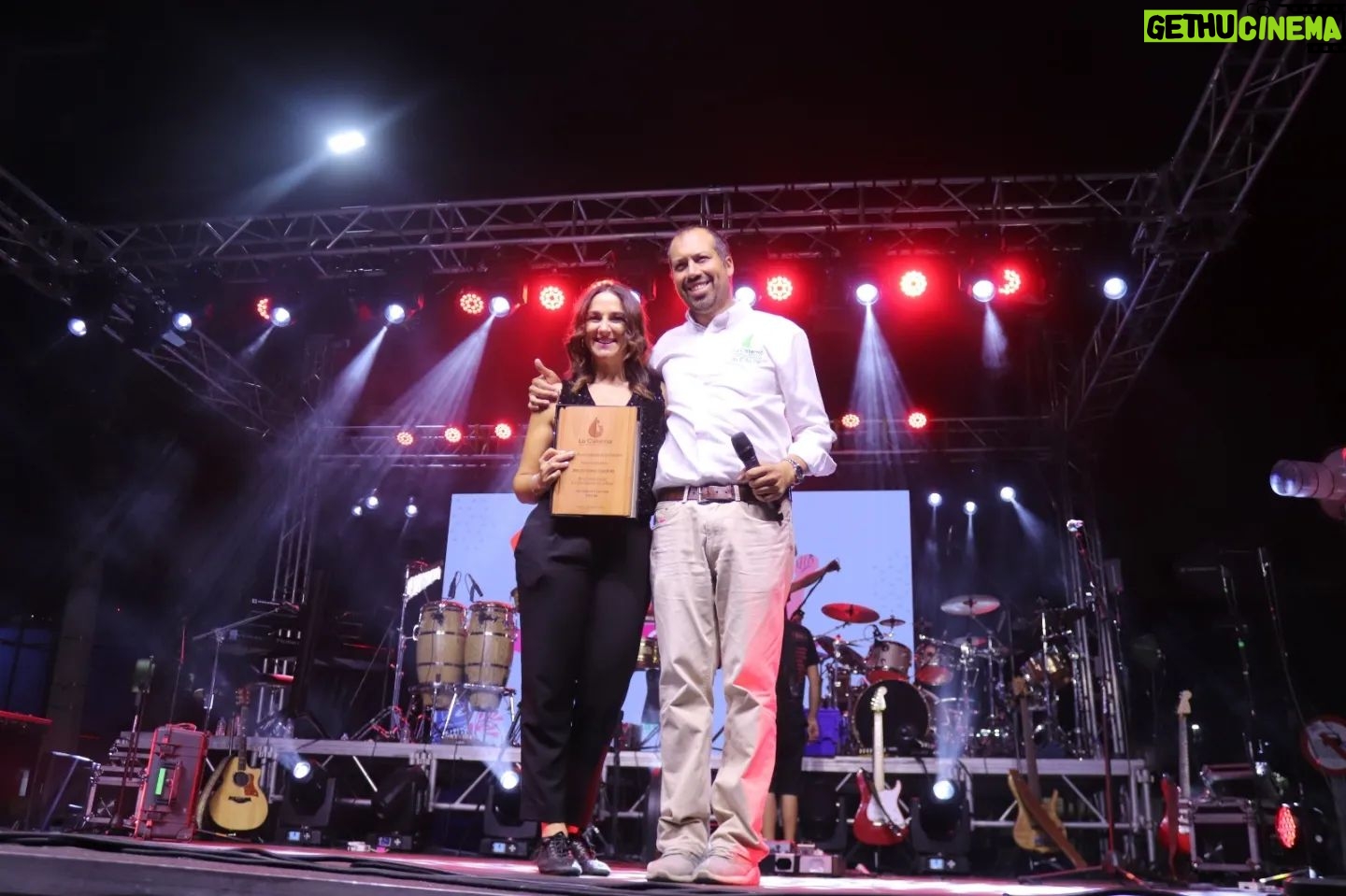 Renata Bravo - 755 Likes - MÁS DE DIEZ MIL PERSONAS PRESENCIARON SHOW DE LOS VÁSQUEZ EN LA CISTERNA POR CIERRE DEL MES DE LA MUJER COMUNAL
La esquina de la Gran Avenida con Pedro Aguirre Cerda, en las cercanías de la intermodal de La Cisterna, se vio colmada de miles de personas que acudieron al llamado del municipio cisternino y su alcalde Joel Olmos, para cerrar con un gran acto musical, las actividades del Mes de la Mujer 2024.
En este contexto el plato fuerte de la jornada se vivió con el show de la banda Los Vásquez quienes hicieron vibrar a los más de 10.000 asistentes, con su mezcla de cumbia, pop y balada que los caracteriza en su carrera de más 14 años de extensión.
“Estamos muy contentos de ver a miles de vecinos y vecinas disfrutando con tranquilidad, en familia, el cierre de múltiples actividades que desarrollamos desde el Municipio comunitario, a lo largo del mes de la mujer. Desde talleres, charlas, ferias de emprendimientos hasta lo de hoy. (…) para nosotros la democratización de la cultura y el arte son aspectos clave y lo de hoy es expresión de aquello”, afirmó el alcalde Joel Olmos tras el cierre del evento.
El edil cisternino además remarcó que “el día de la mujer y todo este mes es significativo para nuestra gestión, pues nuestro enfoque apunta al avance en derechos de las mujeres; a la superación de toda discriminación y toda violencia. Es decir, avanzar más rápido hacia una sociedad con mujeres más empoderadas, autónomas y libres en la concreción de sus proyectos de vida”.
El cierre del Mes de la Mujer, fue animado por la actriz Renata Bravo, e incluyó la presentación de la banda de covers del recuerdo “Cuerda para rato”; así como la presentación de las bailarinas de danza del vientre tribal y fusión “Tribu Nidhi”.
Un evento que implicó el cierre de ambas pistas de la Gran Avenida y que se transformó en un hito en materia cultural y de masividad para la zona sur de Santiago.
#MesDeLaMujer