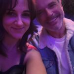 Renata Bravo Instagram - GRACIAS @kfcchile por la tremenda invitación a ver a uno de mis grupos favoritos LOS TRES ! En el vip del Movistar , fue una súper experiencia, fuimos con mi amigo @samuel_ovalle y nos atendieron como reyes, con cóctel de bienvenida y todo !!!!! #kfcmusic #experienciakfc