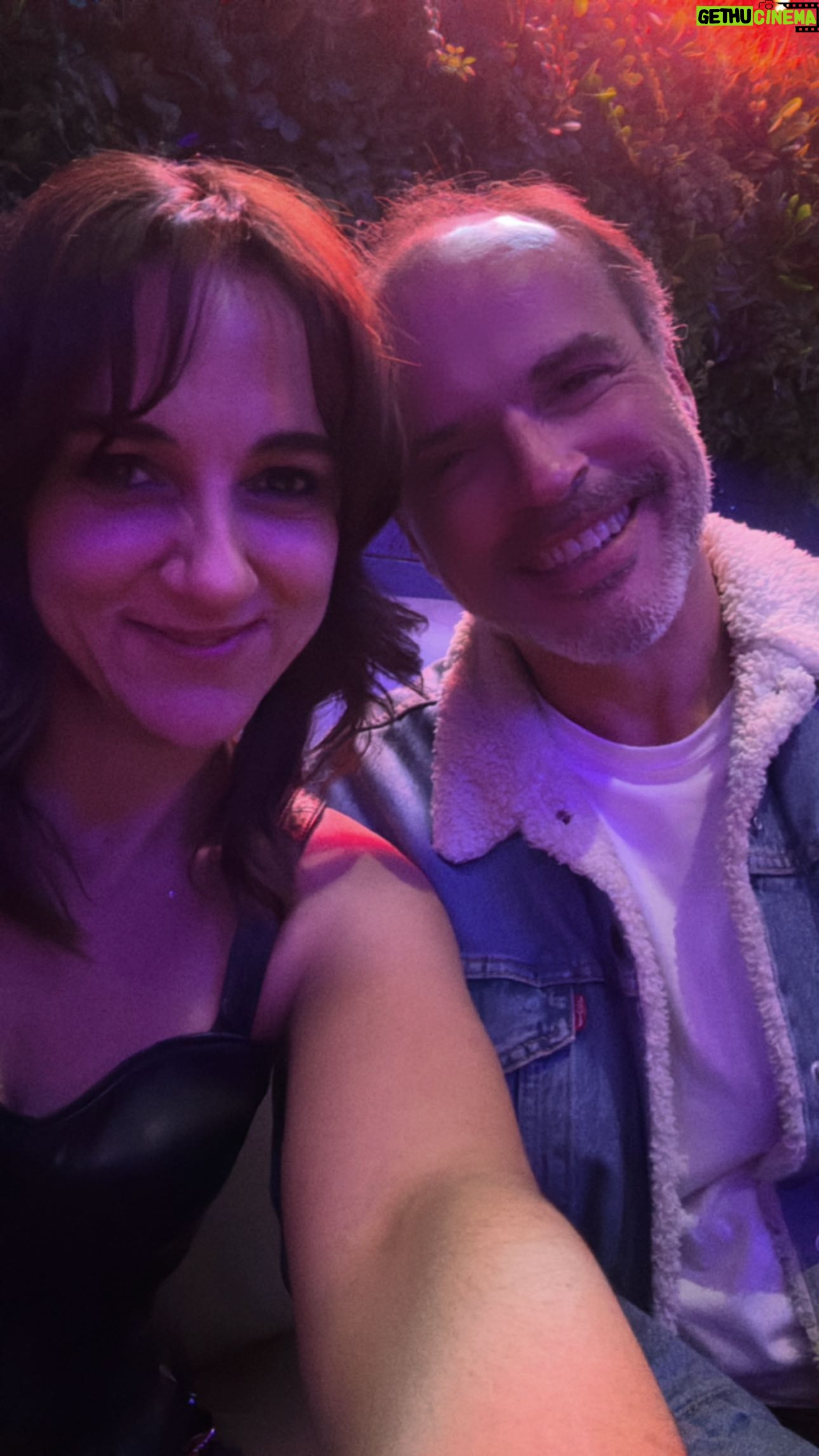 Renata Bravo Instagram - GRACIAS @kfcchile por la tremenda invitación a ver a uno de mis grupos favoritos LOS TRES ! En el vip del Movistar , fue una súper experiencia, fuimos con mi amigo @samuel_ovalle y nos atendieron como reyes, con cóctel de bienvenida y todo !!!!! #kfcmusic #experienciakfc
