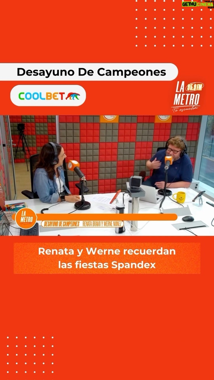 Renata Bravo Instagram - ¡Reviviendo recuerdos en el #DesayunoDeCampeones! 🕺🎉 Nuestros locutores rememoraron las legendarias fiestas Spandex, un ícono de la juventud santiaguina durante los años 90. ¿Fuiste alguna vez? #lametro #mevoyalametro