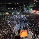 Renata Bravo Instagram – MÁS DE DIEZ MIL PERSONAS PRESENCIARON SHOW DE LOS VÁSQUEZ EN LA CISTERNA POR CIERRE DEL MES DE LA MUJER COMUNAL

La esquina de la Gran Avenida con Pedro Aguirre Cerda, en las cercanías de la intermodal de La Cisterna, se vio colmada de miles de personas que acudieron al llamado del municipio cisternino y su alcalde Joel Olmos, para cerrar con un gran acto musical, las actividades del Mes de la Mujer 2024.
En este contexto el plato fuerte de la jornada se vivió con el show de la banda Los Vásquez quienes hicieron vibrar a los más de 10.000 asistentes, con su mezcla de cumbia, pop y balada que los caracteriza en su carrera de más 14 años de extensión.

“Estamos muy contentos de ver a miles de vecinos y vecinas disfrutando con tranquilidad, en familia, el cierre de múltiples actividades que desarrollamos desde el Municipio comunitario, a lo largo del mes de la mujer. Desde talleres, charlas, ferias de emprendimientos hasta lo de hoy. (…) para nosotros la democratización de la cultura y el arte son aspectos clave y lo de hoy es expresión de aquello”, afirmó el alcalde Joel Olmos tras el cierre del evento.
El edil cisternino además remarcó que “el día de la mujer y todo este mes es significativo para nuestra gestión, pues nuestro enfoque apunta al avance en derechos de las mujeres; a la superación de toda discriminación y toda violencia. Es decir, avanzar más rápido hacia una sociedad con mujeres más empoderadas, autónomas y libres en la concreción de sus proyectos de vida”.

El cierre del Mes de la Mujer, fue animado por la actriz Renata Bravo, e incluyó la presentación de la banda de covers del recuerdo “Cuerda para rato”; así como la presentación de las bailarinas de danza del vientre tribal y fusión “Tribu Nidhi”.

Un evento que implicó el cierre de ambas pistas de la Gran Avenida y que se transformó en un hito en materia cultural y de masividad para la zona sur de Santiago.
#MesDeLaMujer