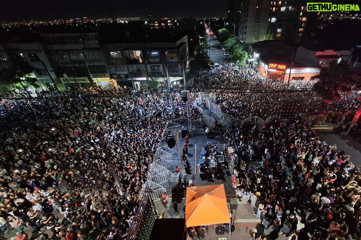 Renata Bravo - 755 Likes - MÁS DE DIEZ MIL PERSONAS PRESENCIARON SHOW DE LOS VÁSQUEZ EN LA CISTERNA POR CIERRE DEL MES DE LA MUJER COMUNAL
La esquina de la Gran Avenida con Pedro Aguirre Cerda, en las cercanías de la intermodal de La Cisterna, se vio colmada de miles de personas que acudieron al llamado del municipio cisternino y su alcalde Joel Olmos, para cerrar con un gran acto musical, las actividades del Mes de la Mujer 2024.
En este contexto el plato fuerte de la jornada se vivió con el show de la banda Los Vásquez quienes hicieron vibrar a los más de 10.000 asistentes, con su mezcla de cumbia, pop y balada que los caracteriza en su carrera de más 14 años de extensión.
“Estamos muy contentos de ver a miles de vecinos y vecinas disfrutando con tranquilidad, en familia, el cierre de múltiples actividades que desarrollamos desde el Municipio comunitario, a lo largo del mes de la mujer. Desde talleres, charlas, ferias de emprendimientos hasta lo de hoy. (…) para nosotros la democratización de la cultura y el arte son aspectos clave y lo de hoy es expresión de aquello”, afirmó el alcalde Joel Olmos tras el cierre del evento.
El edil cisternino además remarcó que “el día de la mujer y todo este mes es significativo para nuestra gestión, pues nuestro enfoque apunta al avance en derechos de las mujeres; a la superación de toda discriminación y toda violencia. Es decir, avanzar más rápido hacia una sociedad con mujeres más empoderadas, autónomas y libres en la concreción de sus proyectos de vida”.
El cierre del Mes de la Mujer, fue animado por la actriz Renata Bravo, e incluyó la presentación de la banda de covers del recuerdo “Cuerda para rato”; así como la presentación de las bailarinas de danza del vientre tribal y fusión “Tribu Nidhi”.
Un evento que implicó el cierre de ambas pistas de la Gran Avenida y que se transformó en un hito en materia cultural y de masividad para la zona sur de Santiago.
#MesDeLaMujer