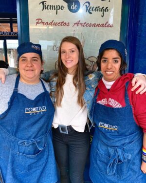Renata Toscano Bruzón Instagram - Hoy compartimos una bella mañana en  @positivo.cafe, este bar queda en la estación de San Isidro y es inclusivo, es decir, que es atendido por personas con discapacidad que además elaboran ellos mismos los producto que venden Una iniciativa hermosa y apoyada por @sanisidrogob ¡Tienen que venir a compartir un lindo momento y salir con la pancita feliz! #SiALaInclusion