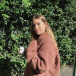 Renata Toscano Bruzón Instagram - Arranco el frío .. o para mi 😂 y me saque unas fotitos 🤍❄️ • • • @revolve @liamnauman