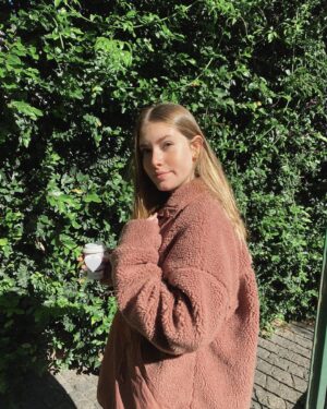 Renata Toscano Bruzón Instagram - Arranco el frío .. o para mi 😂 y me saque unas fotitos 🤍❄️
•
•
•
@revolve 
@liamnauman