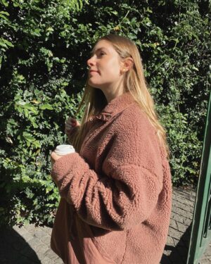 Renata Toscano Bruzón Instagram - Arranco el frío .. o para mi 😂 y me saque unas fotitos 🤍❄️
•
•
•
@revolve 
@liamnauman