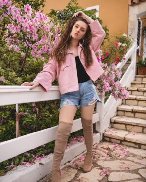 Renata Toscano Bruzón Instagram - ᴇsᴛᴀ ʟʟᴇɢᴀɴᴅᴏ ʟᴀ ᴘʀɪᴍᴀᴠᴇʀᴀ 🌸 ʏ ʏᴏ ᴇsᴛᴏʏ ғᴇʟɪᴢ ᴘᴏʀϙᴜᴇ ᴇs ᴍɪ ᴇsᴛᴀᴄɪóɴ ғᴀᴠᴏʀɪᴛᴀ 🥰🙈 ¿ᴄᴜᴀʟ ᴇs ʟᴀ ᴅᴇ ᴜsᴛᴇᴅᴇs? •
•
•
Ph: @florjacobs 
Makeup&Styling: @paloma.romagnoli 
Hair: @nahuelalandc
Filmaker: @juancostacortes