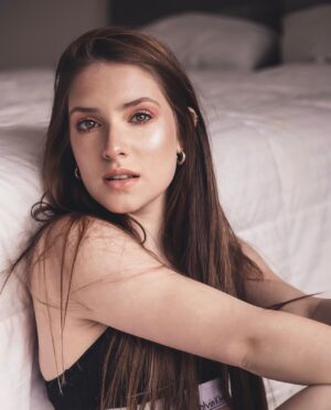 Renata Toscano Bruzón Instagram - Buen jueves gente linda 🖤