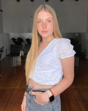 Renata Toscano Bruzón Instagram - Imposible no salir feliz de lo de @leoleivapeluqueria , la mayoría sabe que tuve el pelo MUYYYY NEGRO, que me costó bastante volver a mi color y obvio que tuvo sus consecuencias 🙃. Pero bueno, encontré a Leo que con amor y paciencia me lo fue dejando como nuevo así que graciasssss 🙈♥️. A ustedes les gusta así !?