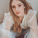 Renata Toscano Bruzón Instagram - No sabía cual me gustaba más … entonces subí todas 🙈🤣 • • • Ph: @laureanafenoyph Make up: @makeupbelenok ✨✨✨ - @revolve @liamnauman