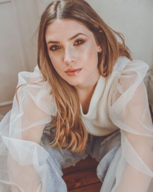 Renata Toscano Bruzón Instagram - No sabía cual me gustaba más … entonces subí todas 🙈🤣
•
•
•
Ph: @laureanafenoyph 
Make up: @makeupbelenok ✨✨✨
-
@revolve @liamnauman